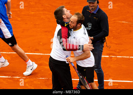 Valencia, Spanien. 7. April 2018. Deutsche tennis player Tim Pütz jubeln mit Team Kapitän Michael Kohlmann dank einem 5-Satz Sieg gegen Feliciano Lopez verdoppelt und Marc Lopez an der Stierkampfarena von Valencia. Credit: Frank Molter/Alamy leben Nachrichten Stockfoto