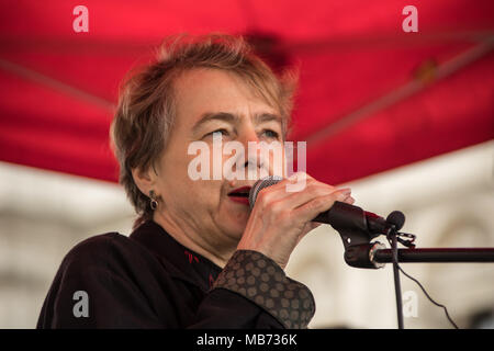 London, Großbritannien. 7. April 2018. Kate Hudson von Stoppt den Krieg Koalition Adressen der Rallye. In einer nationalen Rallye, Hunderte erfassen auf Whitehall ein Ende der Tötung in Gaza während der 'Große März nachfrage Rendite'. David Rowe/Alamy leben Nachrichten Stockfoto