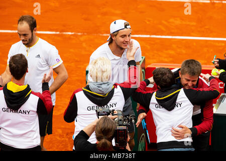 Valencia, Spanien. 7. April 2018. Die deutsche Mannschaft mit Boris Becker cheers eine Leitung 2-1 gegen Spanien dank einem 5-Satz Sieg von Jan-Lennard Struff verdoppelt und Tim Pütz gegen Feliciano Lopez und Marc Lopez an der Stierkampfarena von Valencia. Credit: Frank Molter/Alamy leben Nachrichten Stockfoto