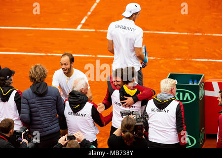 Valencia, Spanien. 7. April 2018. Die deutsche Mannschaft mit Boris Becker cheers eine Leitung 2-1 gegen Spanien dank einem 5-Satz Sieg von Jan-Lennard Struff verdoppelt und Tim Pütz gegen Feliciano Lopez und Marc Lopez an der Stierkampfarena von Valencia. Credit: Frank Molter/Alamy leben Nachrichten Stockfoto