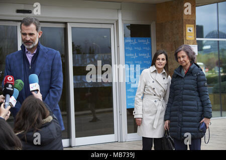 Madrid, Madrid, Spanien. 7 Apr, 2018. König Felipe VI. von Spanien, der Königin Letizia von Spanien, Königin Sofia von Spanien besuchte König Juan Carlos von Spanien nach seiner Knieoperation in La Moraleja Hospital am 7. April 2018 in Madrid, Spanien Credit: Jack Abuin/ZUMA Draht/Alamy leben Nachrichten Stockfoto