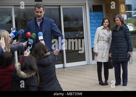 Madrid, Madrid, Spanien. 7 Apr, 2018. König Felipe VI. von Spanien, der Königin Letizia von Spanien, Königin Sofia von Spanien besuchte König Juan Carlos von Spanien nach seiner Knieoperation in La Moraleja Hospital am 7. April 2018 in Madrid, Spanien Credit: Jack Abuin/ZUMA Draht/Alamy leben Nachrichten Stockfoto