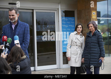 Madrid, Madrid, Spanien. 7 Apr, 2018. König Felipe VI. von Spanien, der Königin Letizia von Spanien, Königin Sofia von Spanien besuchte König Juan Carlos von Spanien nach seiner Knieoperation in La Moraleja Hospital am 7. April 2018 in Madrid, Spanien Credit: Jack Abuin/ZUMA Draht/Alamy leben Nachrichten Stockfoto