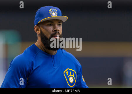 Milwaukee, WI, USA. 6 Apr, 2018. Milwaukee Brewers erste Basisspieler Eric Thames #7 vor der Major League Baseball Spiel zwischen den Milwaukee Brewers und die Chicago Cubs am Miller Park in Milwaukee, WI. John Fisher/CSM/Alamy leben Nachrichten Stockfoto