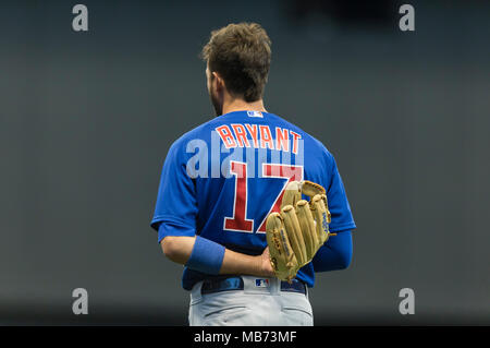 Milwaukee, WI, USA. 6 Apr, 2018. Chicago Cubs dritter Basisspieler Kris Bryant #17 vor der Major League Baseball Spiel zwischen den Milwaukee Brewers und die Chicago Cubs am Miller Park in Milwaukee, WI. John Fisher/CSM/Alamy leben Nachrichten Stockfoto