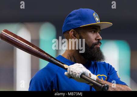 Milwaukee, WI, USA. 6 Apr, 2018. Milwaukee Brewers erste Basisspieler Eric Thames #7 vor der Major League Baseball Spiel zwischen den Milwaukee Brewers und die Chicago Cubs am Miller Park in Milwaukee, WI. John Fisher/CSM/Alamy leben Nachrichten Stockfoto