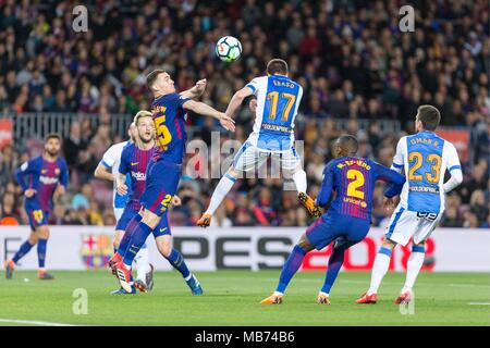 Spanien - 7. April: FC Barcelona Verteidiger Thomas Vermaelen (25) und Mittelfeldspieler Deportivo Leganes Javier Eraso (17) Während des Spiels zwischen dem FC Barcelona gegen Leganes für die Runde 31 der Liga Santander, spielte im Camp Nou Stadion am 7. April 2018 in Barcelona, Spanien. (Credit: Mikel Trigueros/Urbanandsport/Cordon Cordon Drücken Drücken). Credit: CORDON PRESSE/Alamy leben Nachrichten Stockfoto