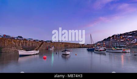 Fowey, Cornwall, UK. 7. April 2018. UK Wetter. Es fühlt sich an wie ein Sommer der Nacht im Hafen von Mousehole heute Abend, nach Sonnenuntergang. Foto: Simon Maycock/Alamy leben Nachrichten Stockfoto