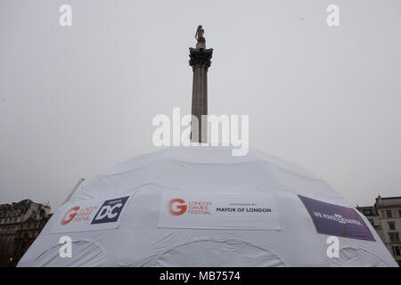 London, UK, 7. April 2018. Als Teil der London Games Festival, Trafalgar Square war für einen Tag in einen Spiele Arena mit traditionellen und Augmented Reality Spiele verwandelt. © Benjamin John/Alamy leben Nachrichten Stockfoto