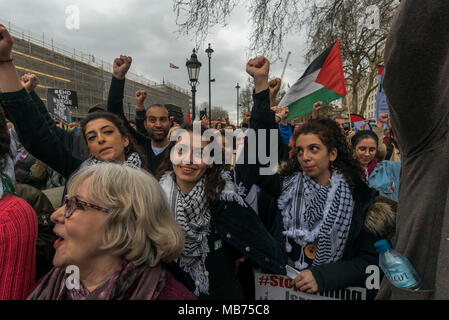 April 7, 2018, London, UK. 7. April 2018. Die Menschen ihre Fäuste bei der Kundgebung in Downing St. heben die Dreharbeiten zu comdemn von israelischen Scharfschützen der friedlichen unbewaffneten palästinensischen Demonstranten am ersten Tag von einem friedlichen Protest, der große Marsch der Rückkehr, an der Trennwand in Gaza zum Tag des Bodens, am 30. März. Live Feuer von den Israelis getötet 17 und mehr als 750 verletzt. Weitere neun Palästinenser, darunter ein Journalist wurden gestern getötet und 1.350 verletzt, rund 400 live Feuer, mit rund 25 in einem kritischen Zustand. Es gab viele Reden zur Verurteilung der israelischen shootings und fordert dazu auf, Stockfoto