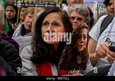 April 7, 2018, London, UK. 7. April 2018. Eine Frau hält ein Plakat des Ahed Tamimi bei der Kundgebung in Downing St. comdemns das Schießen von israelischen Scharfschützen der friedlichen unbewaffneten palästinensischen Demonstranten am ersten Tag von einem friedlichen Protest, der große Marsch der Rückkehr, an der Trennwand in Gaza zum Tag des Bodens, am 30. März. Live Feuer von den Israelis getötet 17 und mehr als 750 verletzt. Weitere neun Palästinenser, darunter ein Journalist wurden gestern getötet und 1.350 verletzt, rund 400 live Feuer, mit rund 25 in einem kritischen Zustand. Es gab viele Reden zur Verurteilung der israelischen Sh Stockfoto