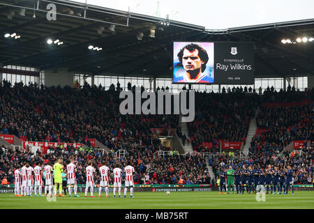 Stoke-on-Trent, Großbritannien. 7. April 2018. Spieler aus beiden Teams eine Minuten Applaus im Speicher von Ray Wilkins, der Anfang dieser Woche übergeben beobachten. Premier League match, Stoke City v Tottenham Hotspur an der Bet365 Stadion in Stoke on Trent am Samstag, den 7. April 2018. Dieses Bild dürfen nur für redaktionelle Zwecke verwendet werden. Nur die redaktionelle Nutzung, eine Lizenz für die gewerbliche Nutzung erforderlich. Keine Verwendung in Wetten, Spiele oder einer einzelnen Verein/Liga/player Publikationen. pic von Andrew Obstgarten/Andrew Orchard sport Fotografie/Alamy leben Nachrichten Stockfoto