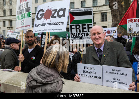 London, Großbritannien. 7. April 2018. Hunderte von Menschen an einer Kundgebung außerhalb der Downing Street in Solidarität mit den Palästinensern der große Marsch der Rückkehr in Gaza und im Protest gegen die Tötung dort Vorlesungen von israelischen Scharfschützen mit scharfer Munition von mindestens 27 unbewaffnete Palästinenser und der Verletzung des Hunderte mehr. Credit: Mark Kerrison/Alamy leben Nachrichten Stockfoto