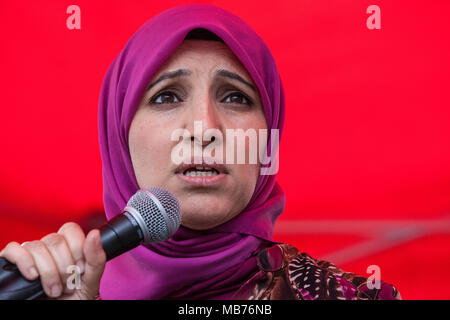 London, Großbritannien. 7. April 2018. Salma Yaqoob, Schutzpatron der Stoppt den Krieg Koalition, Adressen hunderte Menschen an einer Kundgebung außerhalb der Downing Street in Solidarität mit den Palästinensern der große Marsch der Rückkehr in Gaza und im Protest gegen die Tötung dort Vorlesungen von israelischen Scharfschützen mit scharfer Munition von mindestens 27 unbewaffnete Palästinenser und der Verletzung des Hunderte mehr. Credit: Mark Kerrison/Alamy leben Nachrichten Stockfoto