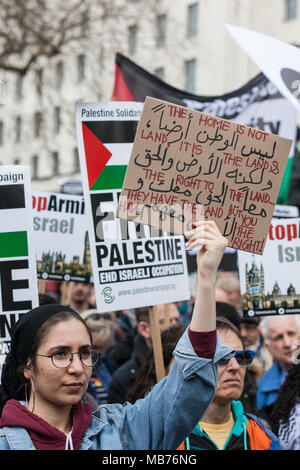 London, Großbritannien. 7. April 2018. Hunderte von Menschen an einer Kundgebung außerhalb der Downing Street in Solidarität mit den Palästinensern der große Marsch der Rückkehr in Gaza und im Protest gegen die Tötung dort Vorlesungen von israelischen Scharfschützen mit scharfer Munition von mindestens 27 unbewaffnete Palästinenser und der Verletzung des Hunderte mehr. Credit: Mark Kerrison/Alamy leben Nachrichten Stockfoto