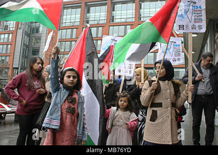 Manchester, Lancashire, UK. 7 Apr, 2018. Kinder bilden die palästinensische Gemeinschaft in Manchester wave Fahnen und Plakate in Solidarität mit ihren Landsleuten während einer Solidarität Demonstration und März in Manchester am Samstag. Palästinensische Kampagne der Solidarität Manchester organisiert die Veranstaltung zu zeigen Solidarität mit der steigenden Zahl von Palästinensischen ded nach den jüngsten Demonstration an der Grenze in Gaza und die hohe Zahl der Todesopfer der Palästinenser durch die israelische Armee (IDF) Soldaten, die immer wieder wahllos in Massen gegen friedliche Demonstranten geschossen haben. (Credit Imag Stockfoto