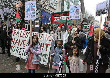 Manchester, Lancashire, UK. 7 Apr, 2018. Mitglieder der Palästinensischen von Manchester Community der Palestine Solidarity Campaign Demonstranten für eine Demonstration in der Stadt marschieren. Die Proteste waren aufgerufen, die Solidarität mit den Palästinensern, die sich weiterhin in den Händen der israelischen Besatzungstruppen und der Tötungen durch die Armee der Palästinensischen Demonstranten, die friedlich an der Israelischen/Gaza Grenze demonstrieren, zu leiden, zu zeigen. Credit: Andrew Mccoy/SOPA Images/ZUMA Draht/Alamy leben Nachrichten Stockfoto