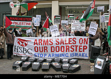 Manchester, Lancashire, UK. 7 Apr, 2018. Palästinensischen Solidarität Aktivisten besetzt und Bestreikten HSBC Bank die Banken Unterstützung für Israel und ihre Sicherheitskräfte zu markieren. Demonstranten besetzten die Bank und protestierten außerhalb mit Bannern und symbolische Särge mit Porträts von palästinensischen Demonstranten rechtswidrig durch die israelische Armee getötet, während friedlich demonstrieren auf den Gazastreifen und die israelische Grenze. Credit: Andrew Mccoy/SOPA Images/ZUMA Draht/Alamy leben Nachrichten Stockfoto