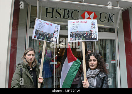 Manchester, Lancashire, UK. 7 Apr, 2018. Zwei Frauen, Mitglieder von Manchester Palestine Solidarity Campaign, halten Plakate lesen "top Die Tötung für Gaza und seine Gefangenen'' außerhalb der HSBC Bank in der Stadt. Der pro-palästinensischen Demonstranten, der auch die Bank besetzt, wollte Solidarität für die Menschen in Palästina und Gaza zu zeigen und auch auf die israelischen Streitkräfte, die Verantwortlichen der rechtswidrigen Tötung von Palästinensern finanzielle Unterstützung der HSBC markieren. Credit: Andrew Mccoy/SOPA Images/ZUMA Draht/Alamy leben Nachrichten Stockfoto