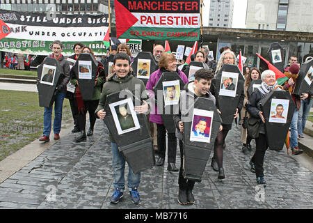 Manchester, Lancashire, UK. 7 Apr, 2018. Zwei Jungen, die symbolische Särge führen Demonstranten sind Teil der Palästinensischen Kampagne der Solidarität in Manchester an einem Protestmarsch durch die Innenstadt Unterstützung und Solidarität für die vielen der Palästinensischen Demonstranten in den letzten Protesten getötet worden sind, um zu zeigen, erschossen von der israelischen Verteidigung Fores (IDF) als sie friedlich auf dem Gazastreifen/israelische Grenze demonstriert. Menschenrechtsgruppen haben die Israelis Schuld für mit übermäßiger Kraft einschließlich Schießen mit scharfer Munition auf wehrlose Männer, Frauen und Kinder. (Bild: Stockfoto