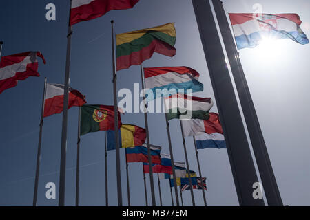 Die Stadt Luxemburg, Luxemburg. 7. April 2018. Flaggen der Mitgliedsländer der Europäischen Union fliegen außerhalb der Europäischen Investitionsbank in Luxemburg Stadt. Credit: Max Bryan/Alamy leben Nachrichten Stockfoto