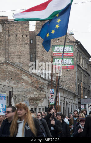 Budapest, Ungarn. 7. April 2018. Das Land für alle Bewegung (közös Ország Mozgalom oder KOM) organisiert den Protest von heute. Statistiken sagen 39% von Menschen, die nicht stimmen, vor allem deshalb, weil durch die Parteien Unehrlichkeit abgeraten. Stockfoto