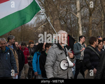 Budapest, Ungarn. 7. April 2018. Das Land für alle Bewegung (közös Ország Mozgalom oder KOM) organisiert den Protest von heute zu ermutigen, Ungarn, ihre Stimme abzugeben. Auch Sie verteilten Broschüren erklären, jede Partei Ansichten und verspricht. Stockfoto