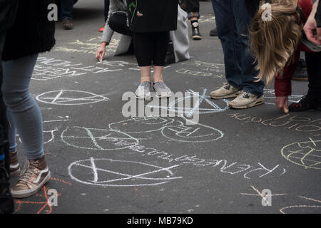 Budapest, Ungarn. 7. April 2018. Viele verwendet, Kreiden Markierungen auf den Gehwegen zu machen, auf der Straße, Ihre Wut auf, was viele als ein Regime zu sein, auszudrücken. Stockfoto