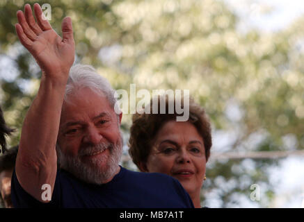Sao Bernardo Do Campo, Brasilien. 7 Apr, 2018. Der ehemalige Präsident von Brasilien, Luiz Inacio Lula da Silva (L) und Dilma Rousseff Reagieren während einer Messe im Speicher von Lula's Frau Marisa Leticia vor der Zentrale der Metallergewerkschaft in Sao Bernardo do Campo, am Stadtrand von Sao Paulo, Brasilien, am 7. April 2018. Brasilien ist ex-Präsident Luiz Inacio Lula da Silva stellte sich der Polizei am Samstag, nachdem Anhänger versucht, ihn von sich selbst die Übergabe an die Behörden zu verhindern. Credit: Rahel Patrasso/Xinhua/Alamy leben Nachrichten Stockfoto