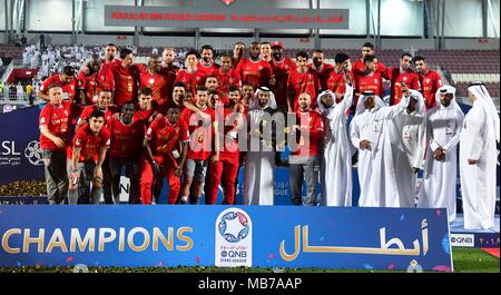 Doha, Katar. 7 Apr, 2018. Mitglieder der Al-Duhail Feiern während der Preisverleihung nach der letzten Runde der Qatar Star League football Match gegen Al Sailiya an Abdullah Bin Khalifa Stadion in Doha, der Hauptstadt von Katar, April 7, 2018. Al Duhail gewann 5-2 und behauptete den Titel mit 60 Punkten in 22 Runden. Credit: Nikku/Xinhua/Alamy leben Nachrichten Stockfoto