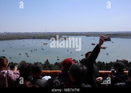 Peking, China. 7 Apr, 2018. Touristen genießen den Blick auf den See am Sommerpalast in Peking, der Hauptstadt von China, April 7, 2018. Am letzten Tag der Qingming Festival Urlaub, viele Menschen kamen zu den Sommerpalast Feder Aussicht zu genießen. Credit: Chen Yehua/Xinhua/Alamy leben Nachrichten Stockfoto