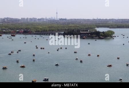 Peking, China. 7 Apr, 2018. Touristische nehmen Boote zur Besichtigung im Sommerpalast in Peking, der Hauptstadt von China, April 7, 2018. Am letzten Tag der Qingming Festival Urlaub, viele Menschen kamen zu den Sommerpalast Feder Aussicht zu genießen. Credit: Chen Yehua/Xinhua/Alamy leben Nachrichten Stockfoto