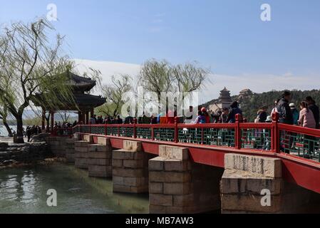 Peking, China. 7 Apr, 2018. Touristen besuchen Sie den Sommerpalast in Peking, der Hauptstadt von China, April 7, 2018. Am letzten Tag der Qingming Festival Urlaub, viele Menschen kamen zu den Sommerpalast Feder Aussicht zu genießen. Credit: Chen Yehua/Xinhua/Alamy leben Nachrichten Stockfoto