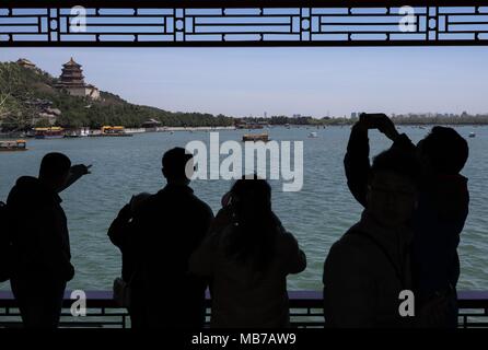 Peking, China. 7 Apr, 2018. Touristen besuchen Sie den Sommerpalast in Peking, der Hauptstadt von China, April 7, 2018. Am letzten Tag der Qingming Festival Urlaub, viele Menschen kamen zu den Sommerpalast Feder Aussicht zu genießen. Credit: Chen Yehua/Xinhua/Alamy leben Nachrichten Stockfoto