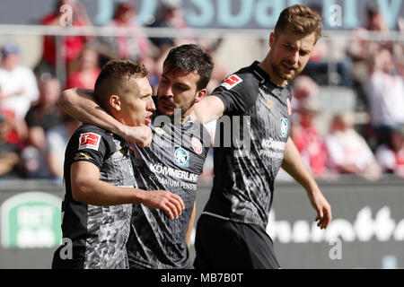 Köln, Deutschland. 7 Apr, 2018. Pablo de Blasis Mainz feiert zählen während dem Bundesligaspiel zwischen dem FC Köln und 1. FSV Mainz 05 in Köln, Deutschland, 7. April 2018. Credit: Ulrich Hufnagel/Xinhua/Alamy leben Nachrichten Stockfoto