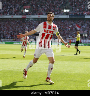 Köln, Deutschland. 7 Apr, 2018. Jonas Hector von Köln feiert zählen während dem Bundesligaspiel zwischen dem FC Köln und 1. FSV Mainz 05 in Köln, Deutschland, 7. April 2018. Credit: Ulrich Hufnagel/Xinhua/Alamy leben Nachrichten Stockfoto