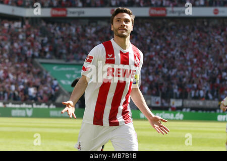 Köln, Deutschland. 7 Apr, 2018. Jonas Hector von Köln feiert zählen während dem Bundesligaspiel zwischen dem FC Köln und 1. FSV Mainz 05 in Köln, Deutschland, 7. April 2018. Credit: Ulrich Hufnagel/Xinhua/Alamy leben Nachrichten Stockfoto