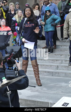 Ann Arbor, Michigan, USA. 7. April 2018. Sarfoh anqunette Jamison, ehemalige Fox 2 Morgen Anker in Detroit, in seiner Rede auf der 47. jährlichen Hash Bash Ereignis. Kredit, Jeffrey Wickett/Alamy Leben Nachrichten. Stockfoto