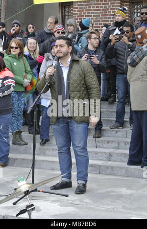 Ann Arbor, Michigan, USA. 7. April 2018. Abdul El-Sayed, gubernatorial Anwärter in Michigan, Rede auf der 47. jährlichen Hash Bash Ereignis. Kredit, Jeffrey Wickett/Alamy Leben Nachrichten. Stockfoto