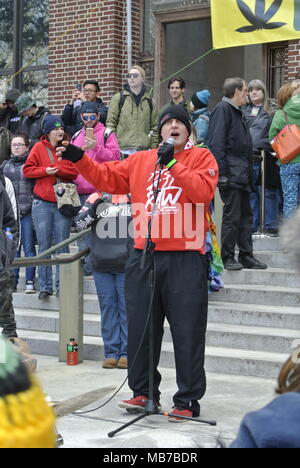 Ann Arbor, Michigan, USA. 7. April 2018. Pensionierte Detroit Red Wing, Darren McCarty, Rede auf der 47. jährlichen Hash Bash Ereignis. Kredit, Jeffrey Wickett/Alamy Leben Nachrichten. Stockfoto