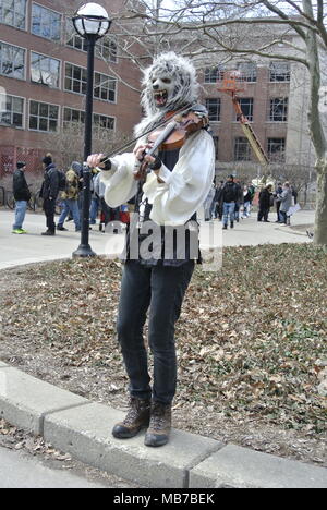 Ann Arbor, Michigan, USA. 7. April 2018. Street Performer im 47. jährlichen Hash Bash Ereignis. Kredit, Jeffrey Wickett/Alamy Leben Nachrichten. Stockfoto