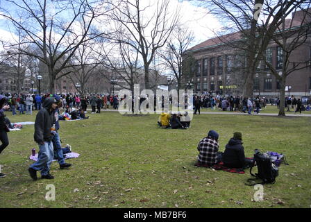 Ann Arbor, Michigan, USA. 7. April 2018. Massen hören zu den Referenten auf der 47. jährlichen Hash Bash Ereignis. Kredit, Jeffrey Wickett/Alamy Leben Nachrichten. Stockfoto