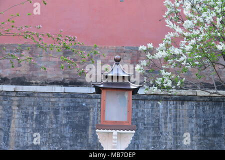 Peking, Peking, China. 7 Apr, 2018. Peking, China bis 7. April 2018: Blumen blühen in der Verbotenen Stadt in Peking. Credit: SIPA Asien/ZUMA Draht/Alamy leben Nachrichten Stockfoto