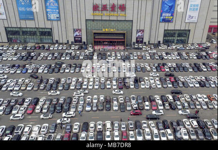 Changchu, Changchu, China. 6 Apr, 2018. Changchun, China, 6. April 2018: Tausende von Autos können auf einem Parkplatz gesehen. Am zweiten Tag des Qingming Festival Urlaub in Changchun, im Nordosten Chinas in der Provinz Jilin, April 6th, 2018. Credit: SIPA Asien/ZUMA Draht/Alamy leben Nachrichten Stockfoto