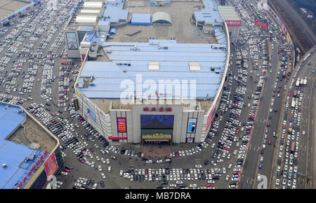 Changchu, Changchu, China. 6 Apr, 2018. Changchun, China, 6. April 2018: Tausende von Autos können auf einem Parkplatz gesehen. Am zweiten Tag des Qingming Festival Urlaub in Changchun, im Nordosten Chinas in der Provinz Jilin, April 6th, 2018. Credit: SIPA Asien/ZUMA Draht/Alamy leben Nachrichten Stockfoto