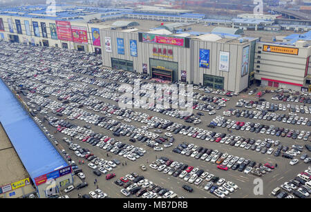 Changchu, Changchu, China. 6 Apr, 2018. Changchun, China, 6. April 2018: Tausende von Autos können auf einem Parkplatz gesehen. Am zweiten Tag des Qingming Festival Urlaub in Changchun, im Nordosten Chinas in der Provinz Jilin, April 6th, 2018. Credit: SIPA Asien/ZUMA Draht/Alamy leben Nachrichten Stockfoto