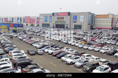 Changchu, Changchu, China. 6 Apr, 2018. Changchun, China, 6. April 2018: Tausende von Autos können auf einem Parkplatz gesehen. Am zweiten Tag des Qingming Festival Urlaub in Changchun, im Nordosten Chinas in der Provinz Jilin, April 6th, 2018. Credit: SIPA Asien/ZUMA Draht/Alamy leben Nachrichten Stockfoto