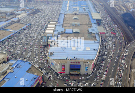 Changchu, Changchu, China. 6 Apr, 2018. Changchun, China, 6. April 2018: Tausende von Autos können auf einem Parkplatz gesehen. Am zweiten Tag des Qingming Festival Urlaub in Changchun, im Nordosten Chinas in der Provinz Jilin, April 6th, 2018. Credit: SIPA Asien/ZUMA Draht/Alamy leben Nachrichten Stockfoto