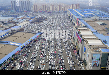 Changchu, Changchu, China. 6 Apr, 2018. Changchun, China, 6. April 2018: Tausende von Autos können auf einem Parkplatz gesehen. Am zweiten Tag des Qingming Festival Urlaub in Changchun, im Nordosten Chinas in der Provinz Jilin, April 6th, 2018. Credit: SIPA Asien/ZUMA Draht/Alamy leben Nachrichten Stockfoto