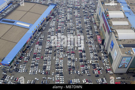 Changchu, Changchu, China. 6 Apr, 2018. Changchun, China, 6. April 2018: Tausende von Autos können auf einem Parkplatz gesehen. Am zweiten Tag des Qingming Festival Urlaub in Changchun, im Nordosten Chinas in der Provinz Jilin, April 6th, 2018. Credit: SIPA Asien/ZUMA Draht/Alamy leben Nachrichten Stockfoto